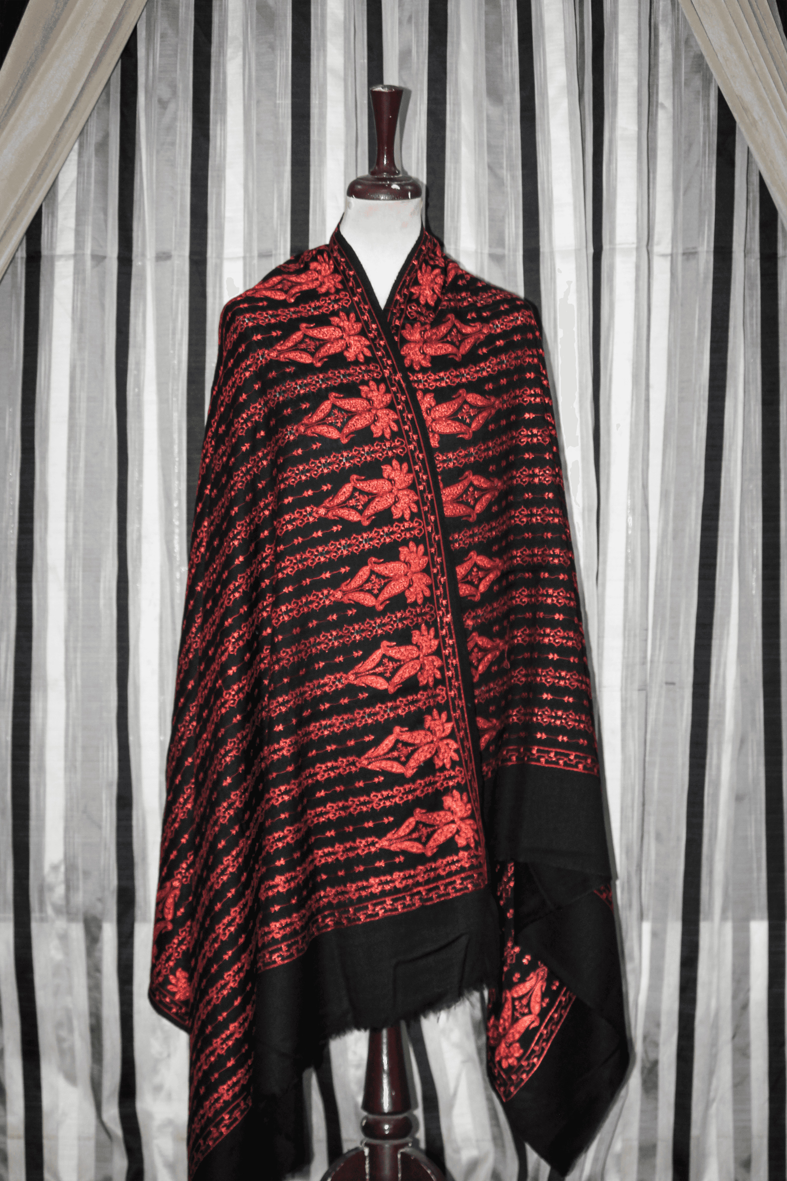 Yaaqoot Jaal Shawl: A Tapestry of Opulence