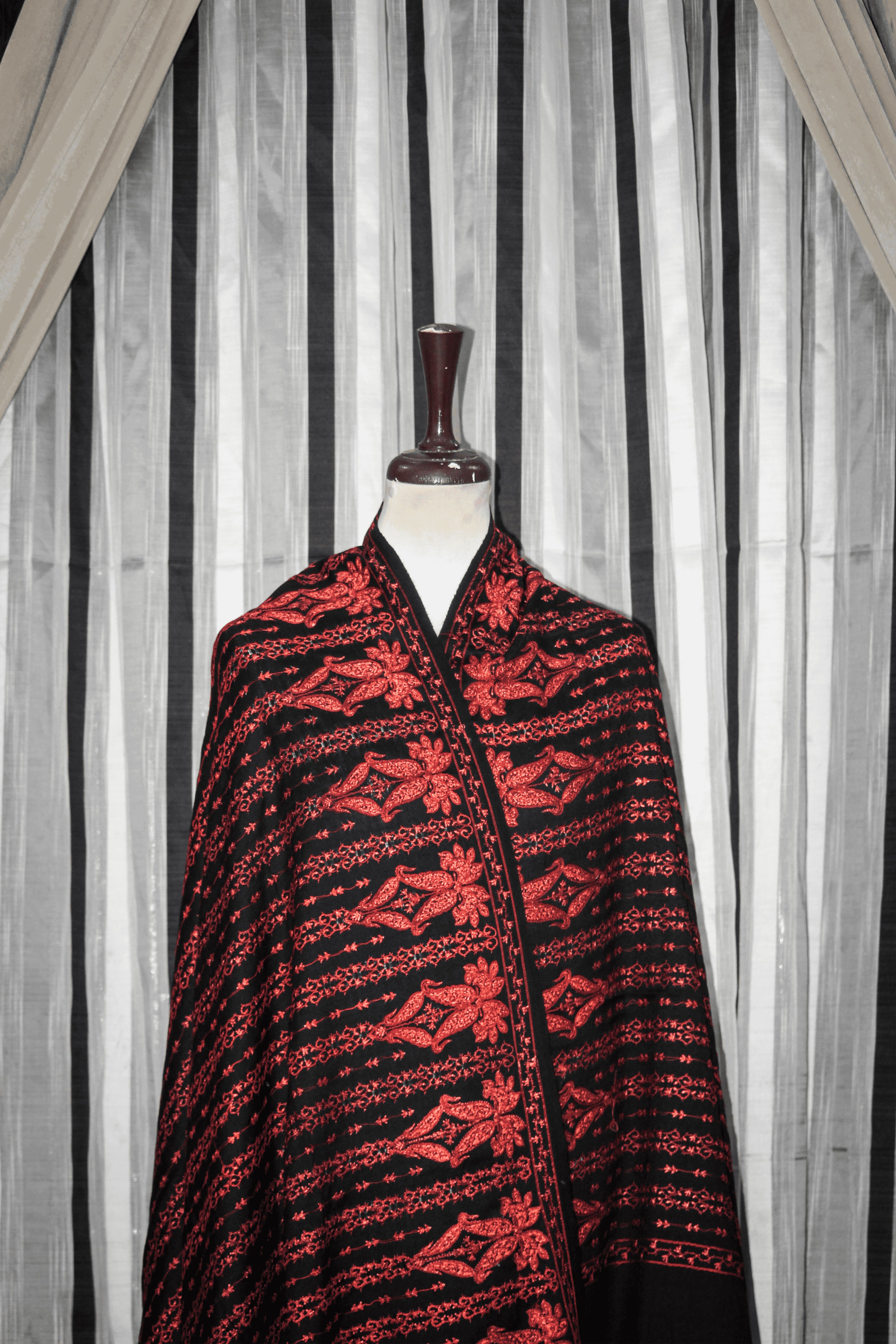 Yaaqoot Jaal Shawl: A Tapestry of Opulence