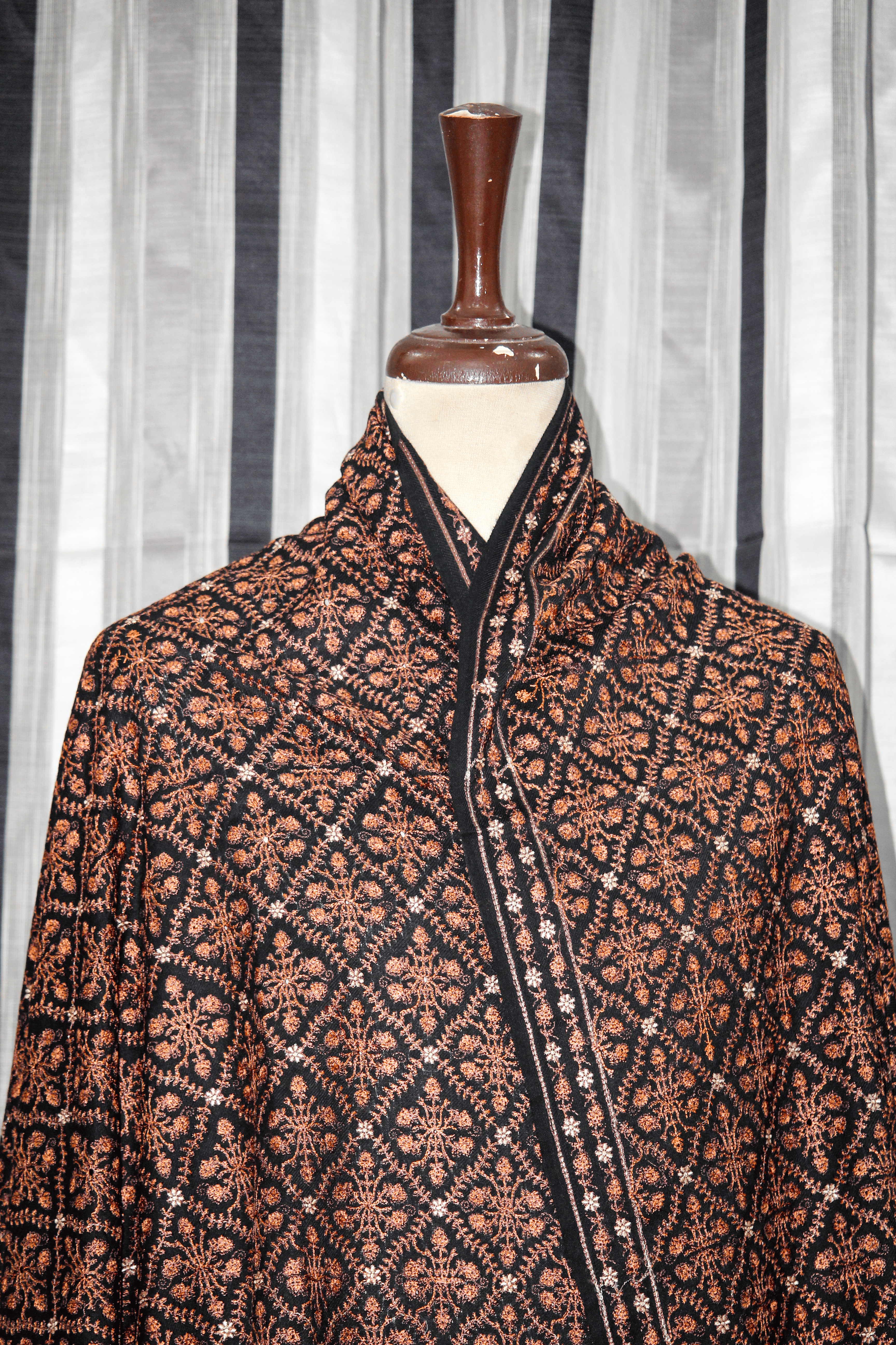 Zar-e-Jaal Opulence Shawl: Golden Net Tapestry