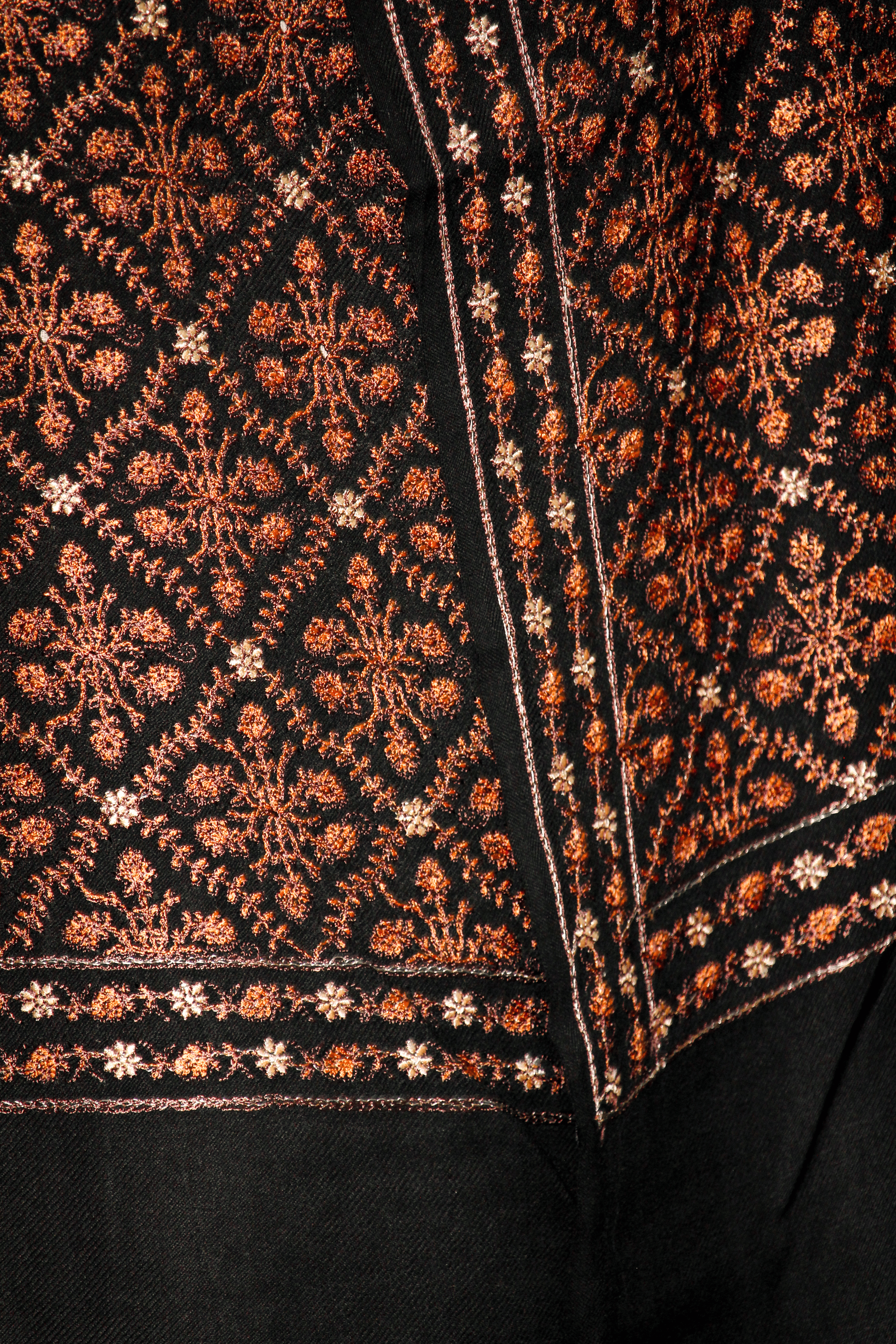 Zar-e-Jaal Opulence Shawl: Golden Net Tapestry