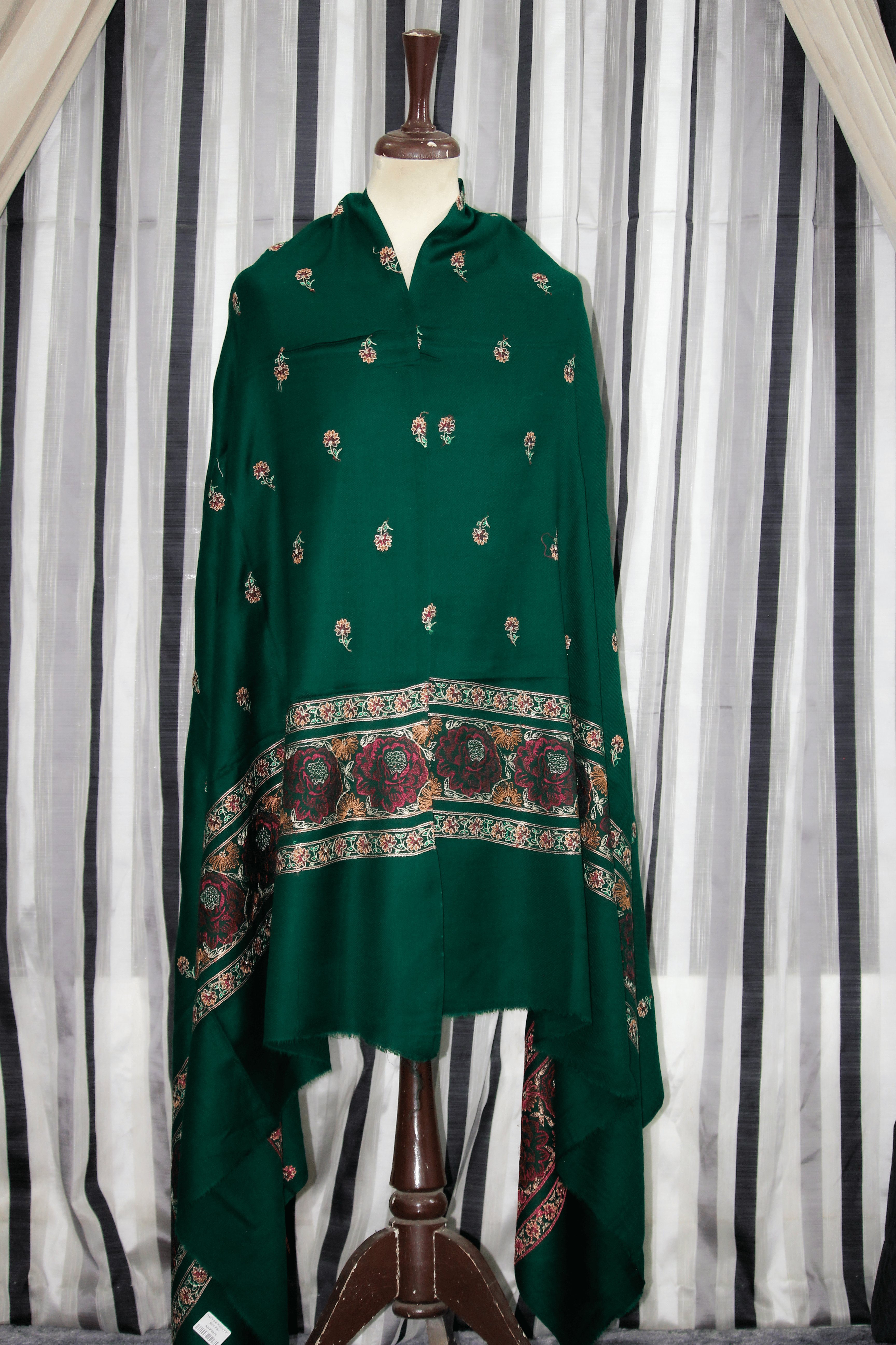 Zar-e-Zumarud Shawl: Regal Emerald Opulence