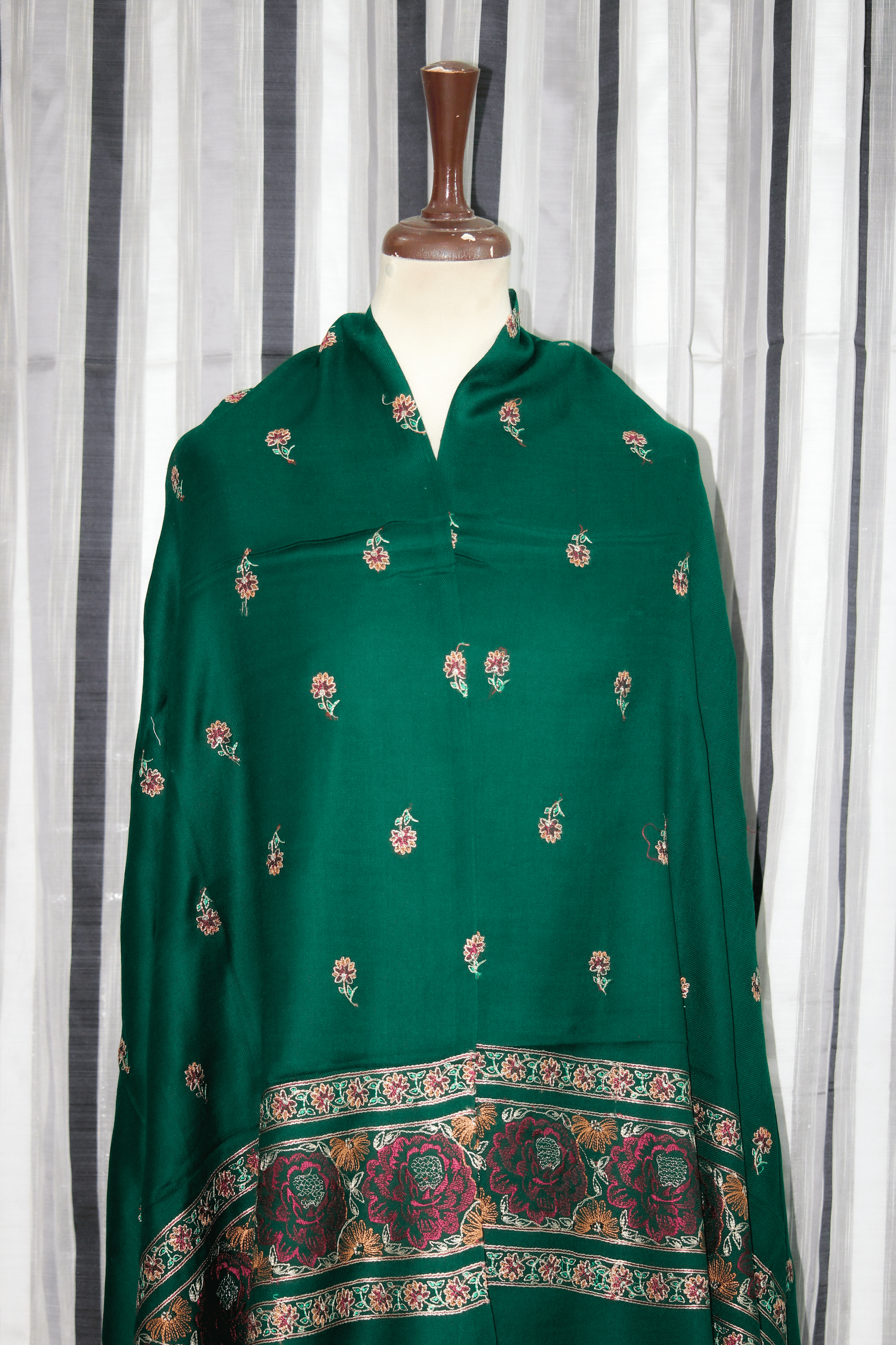 Zar-e-Zumarud Shawl: Regal Emerald Opulence