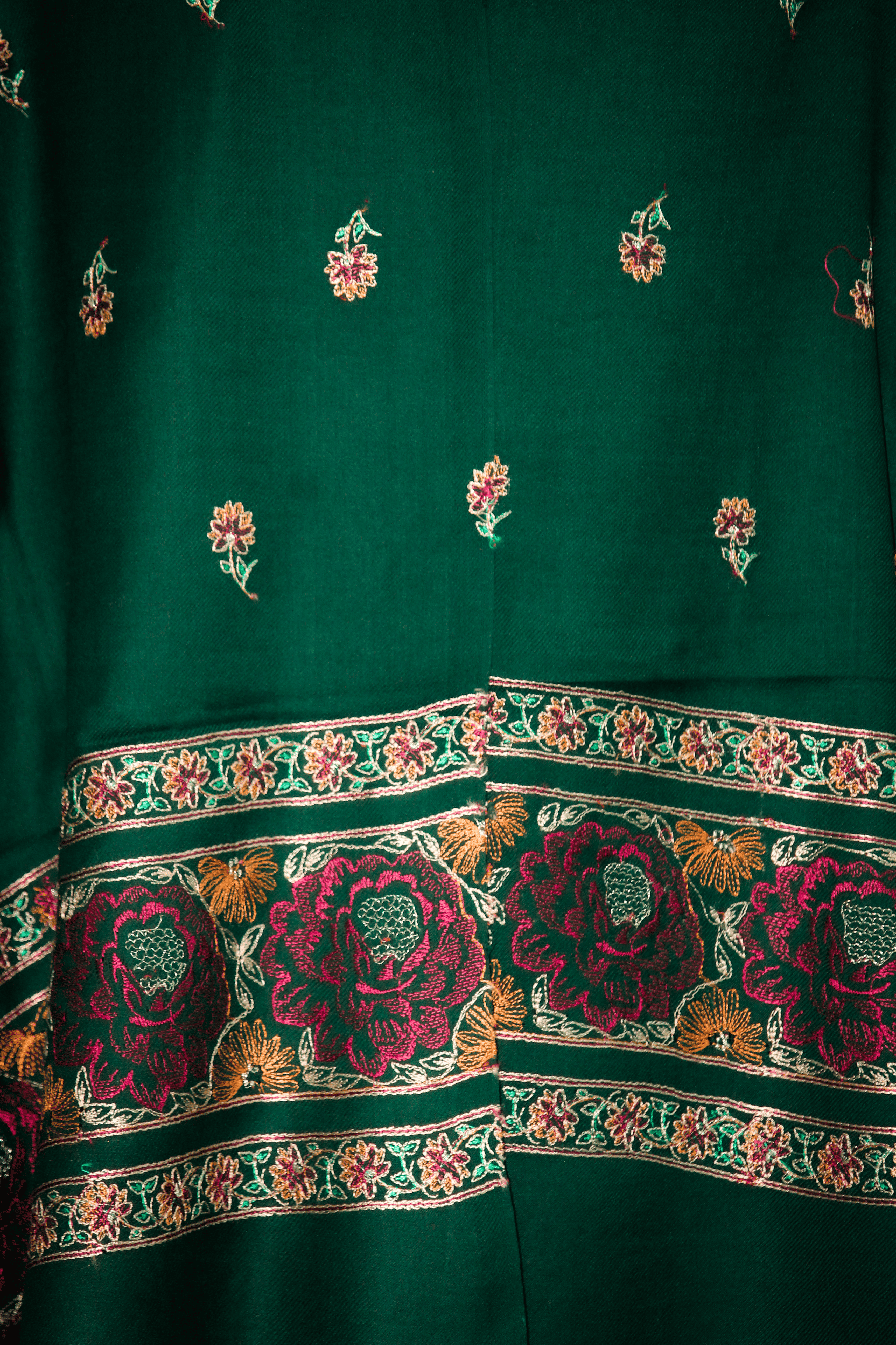 Zar-e-Zumarud Shawl: Regal Emerald Opulence