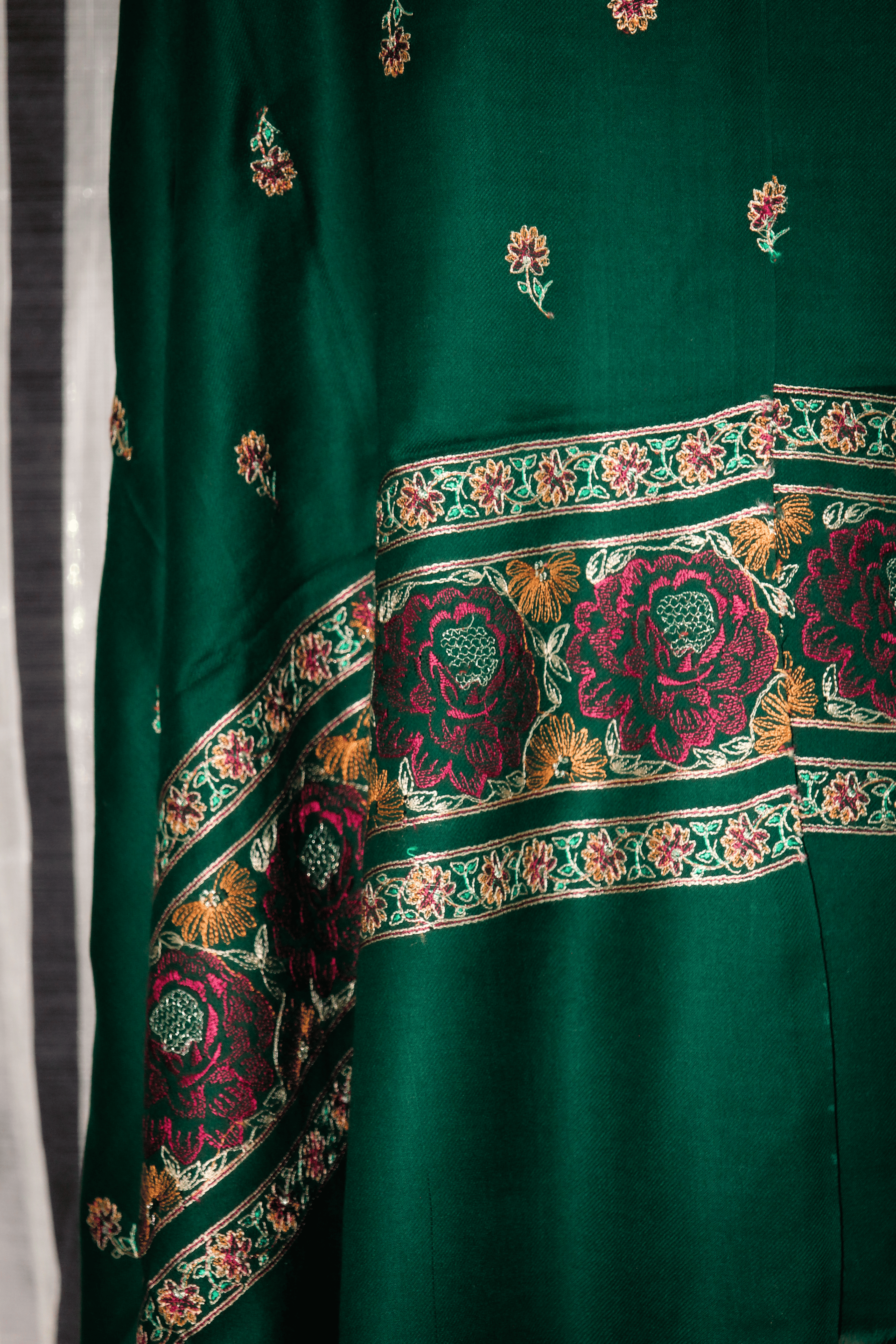 Zar-e-Zumarud Shawl: Regal Emerald Opulence