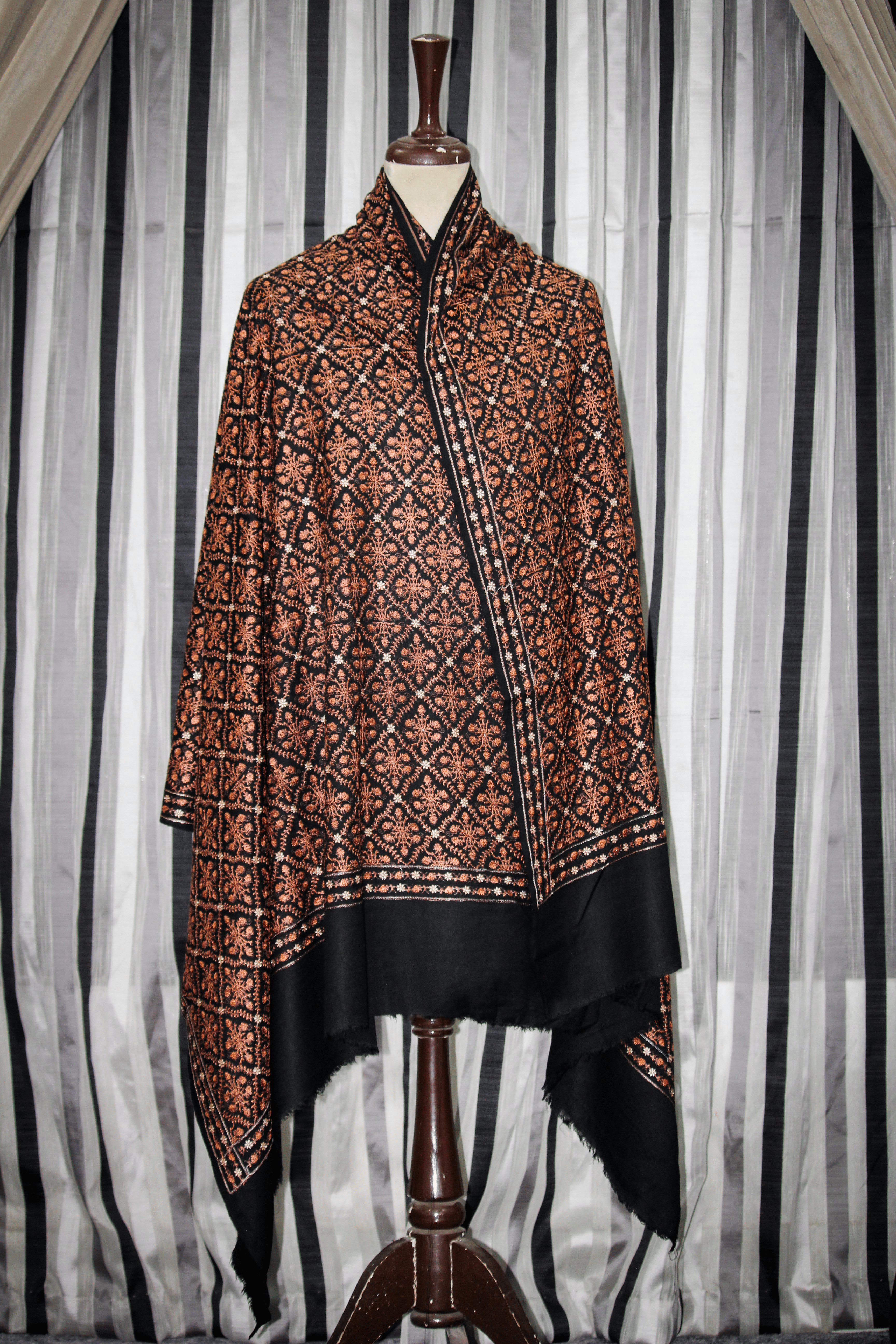 Zar-e-Jaal Opulence Shawl: Golden Net Tapestry